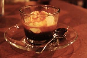 Affogato al caffe Rezept u. Zubereitung mit einer Eiskugel Affogato al caffe Rezept u. Zubereitung mit einer Eiskugel