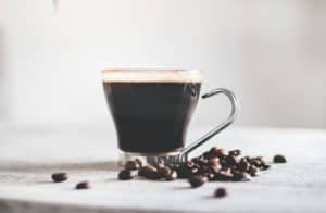 Der Kaffee Red Eye Coffee im Glas mit Kaffeebohnen Der Kaffee Red Eye Coffee im Glas mit Kaffeebohnen